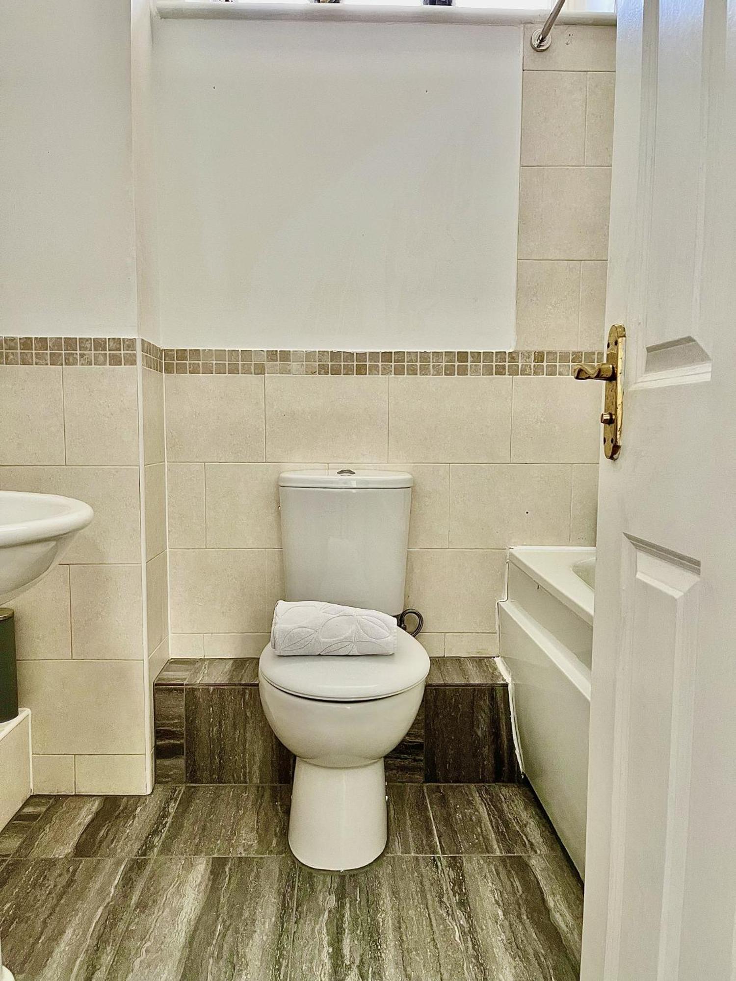 St Andrews Apartments Мейдстън Екстериор снимка