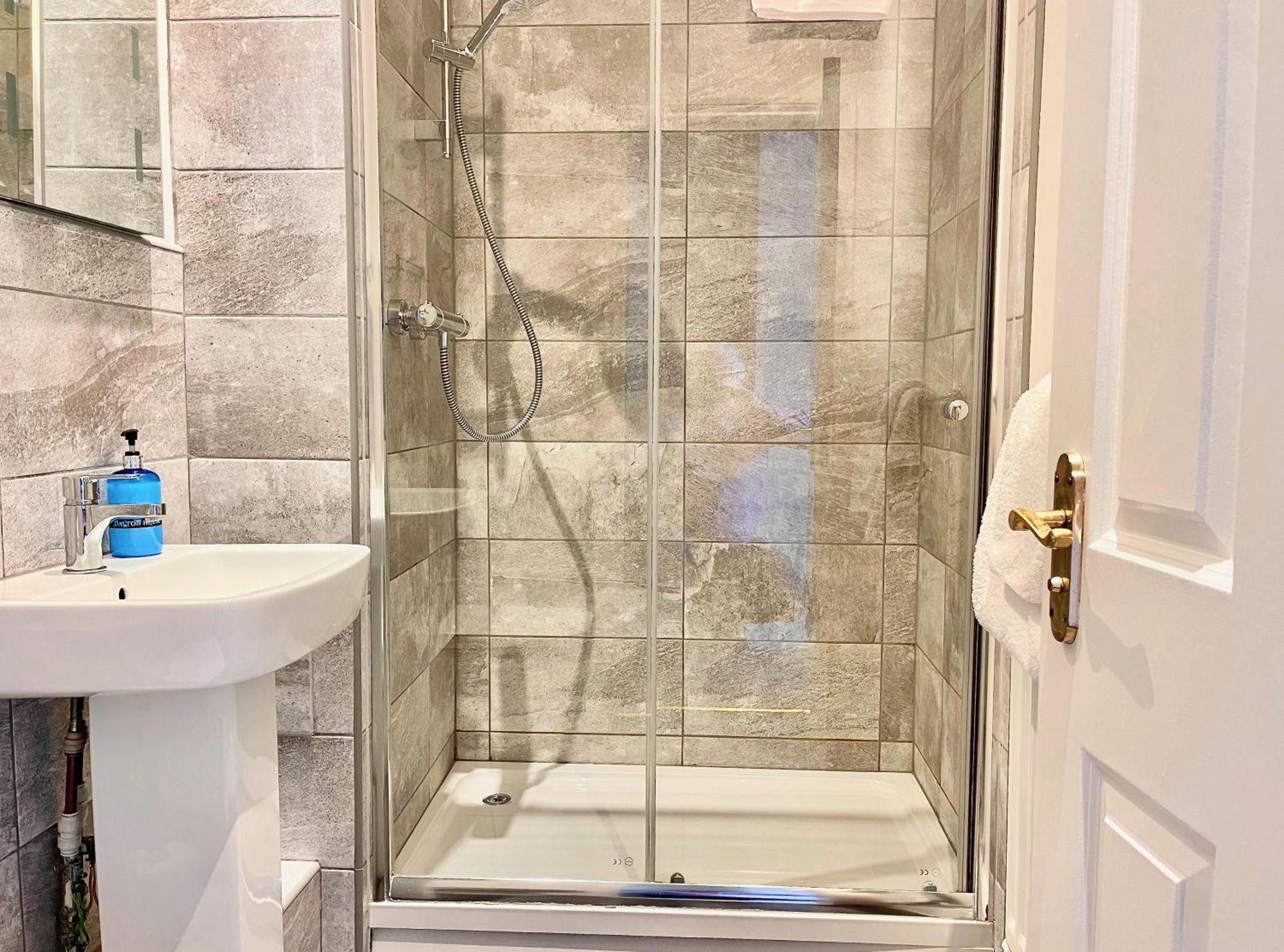 St Andrews Apartments Мейдстън Екстериор снимка