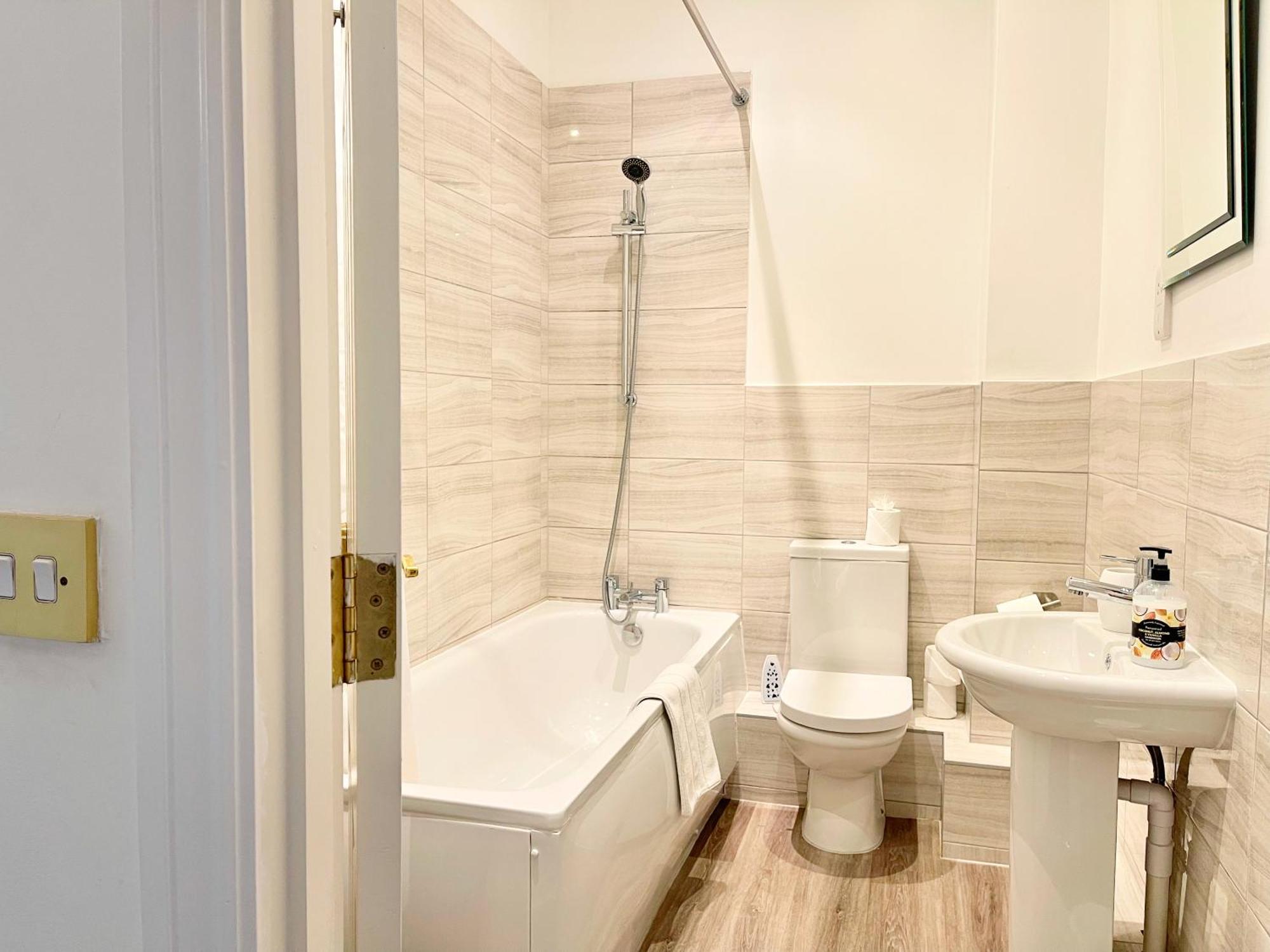 St Andrews Apartments Мейдстън Екстериор снимка